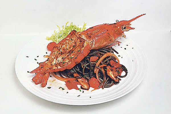 【法式煎大蝦香辣野菌墨魚麵 $98(晚餐連湯、法包及飲品)】大隻的海蝦成本價$40,肉質爽甜。用指天椒及白蘭地將焗過的野菌炒香,十分惹味。