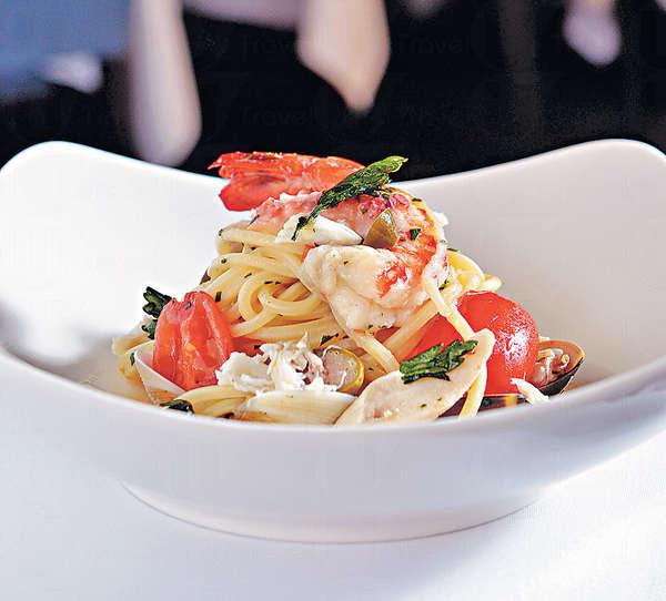 【Mancini Spaghetti, Clams, Crab & Datterino Tomato $198】選用著名生產商「Mancini」 的意大利粉,加上西西里島出產的蜆肉和番茄製成,極具西西