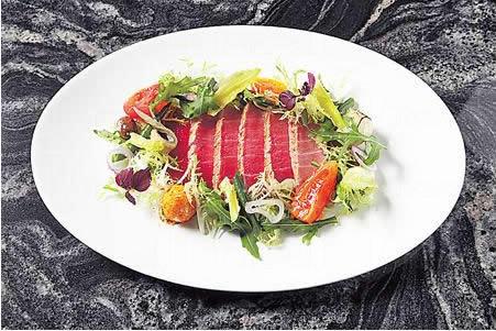 吞拿魚尼斯沙律($188):日本拖羅輕煎外層,入口即化成一口油香。蔬菜爽脆新鮮,換上鵪鶉蛋更香,蛋上還沾了番茄粉,非常巧手。
