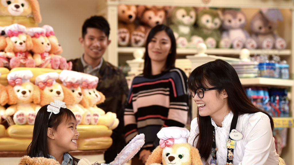 香港迪士尼樂園一連2日舉辦招聘會 逾600個職位空缺！月薪連津貼可達1.8萬