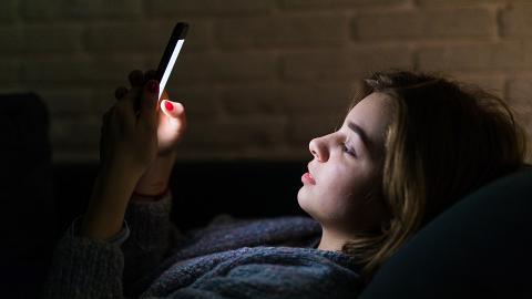 返工長期對電腦手機日用6小時以上！25歲女視力模糊驚揭患「聖誕樹白內障」 