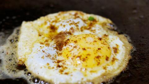 【食用安全】食生蛋易染沙門氏菌嚴重會致命 食安中心盤點12款常見含未煮熟蛋類菜式
