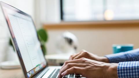 下屬嫌打字太大聲被鬧唔識做人 上司自詡打字大聲具氣勢有存在感 網民揶揄：用槌打字仲有氣勢