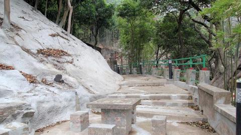 在青山寺旳最高處,有一著名的「杯渡巖」,相傳杯渡禪師曾在巖洞內