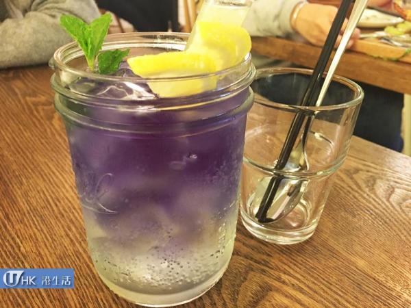 只要把试管中的黄色柠檬汁加入杯中紫蓝色的饮品里,会渐渐变成浅粉红